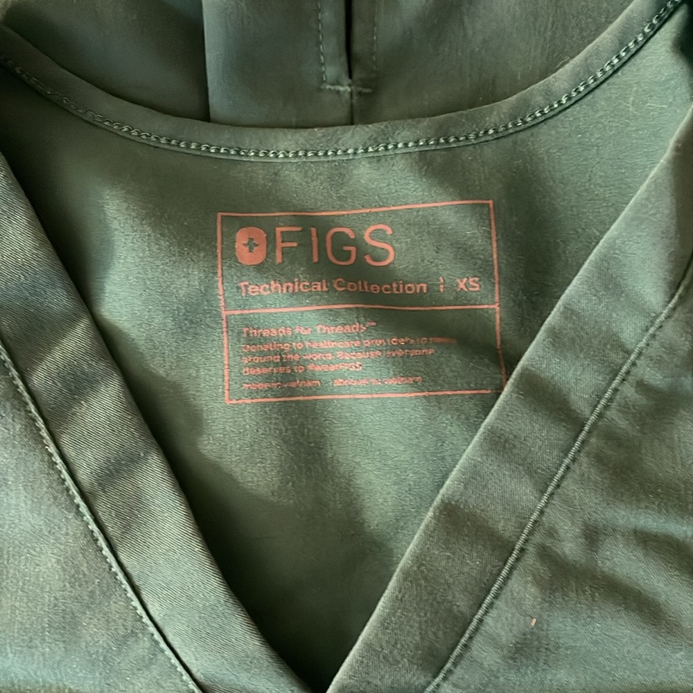 Figs Hunter Green Scrub Set - Catarina Top and Zamora Bottom - Picture 2 of 3